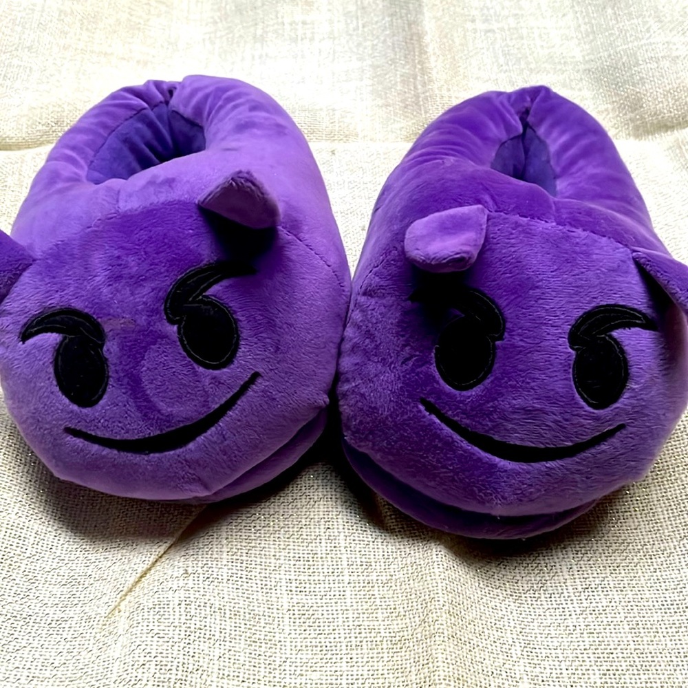 Brand unknown, 😈 😈 emoji slippers! SIZE L. Soft & plush! NEW.